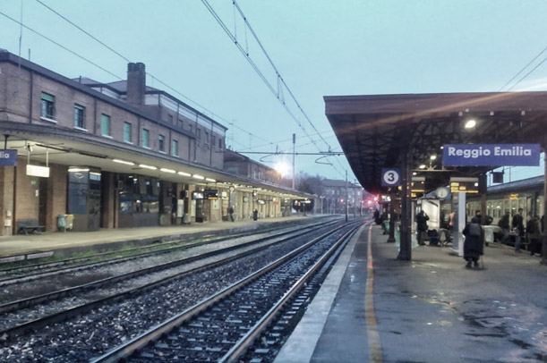 INVESTITO SUI BINARI. TRENI IN RITARDO ALLA STAZIONE DI REGGIO