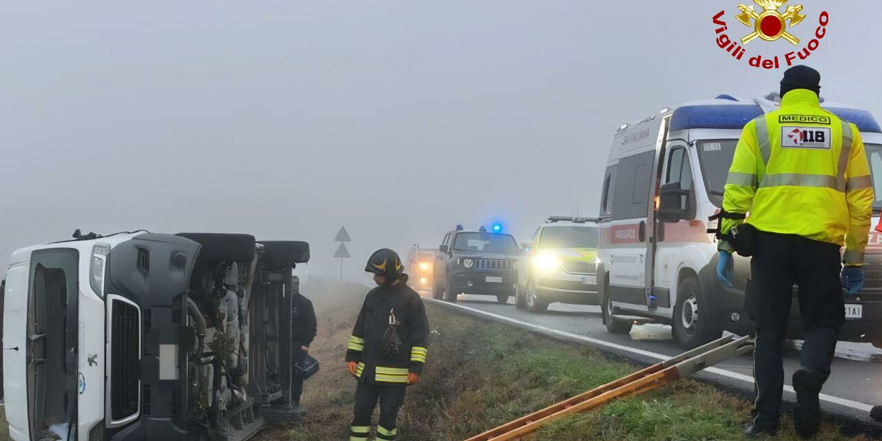 CADELBOSCO. FURGONE ESCE DI STRADA E SI RIBALTA, AUTISTA INCASTRATO: 3 FERITI