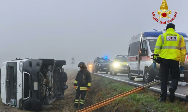 CADELBOSCO. FURGONE ESCE DI STRADA E SI RIBALTA, AUTISTA INCASTRATO: 3 FERITI
