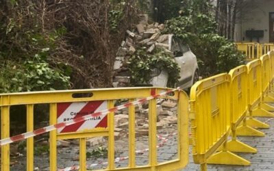 CENTRO STORICO. VIA DELL’ABBADESSA, CROLLA UN MURO SU UN’AUTO IN SOSTA