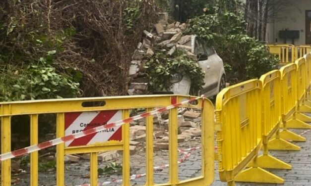 CENTRO STORICO. VIA DELL’ABBADESSA, CROLLA UN MURO SU UN’AUTO IN SOSTA