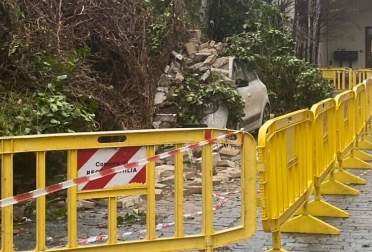 CENTRO STORICO. VIA DELL’ABBADESSA, CROLLA UN MURO SU UN’AUTO IN SOSTA