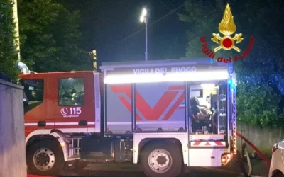 BAISO. CASETTA IN LEGNO IN FIAMME PER LE BRACI DI UNA STUFA