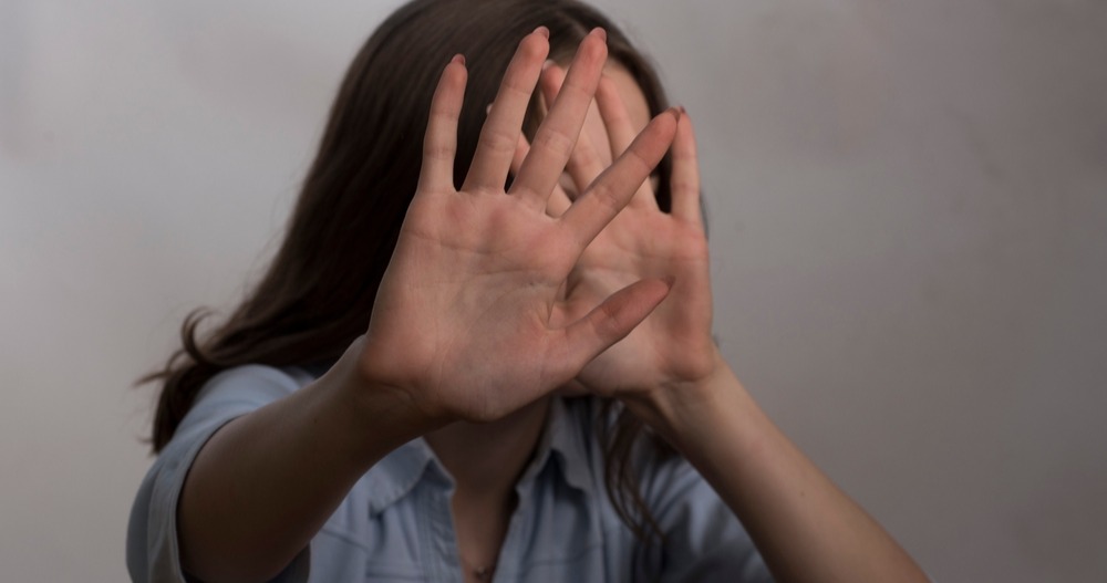 ACCUSE DI ABUSI A OTTO STUDENTESSE MINORENNI, INDAGATO BIDELLO 28ENNE (video Tg)