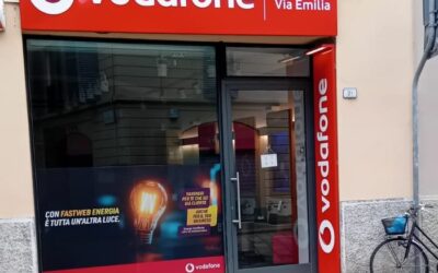 SPACCATA IN VIA EMILIA SAN PIETRO: RUBATI 20MILA EURO IN TELEFONI ALLA VODAFONE