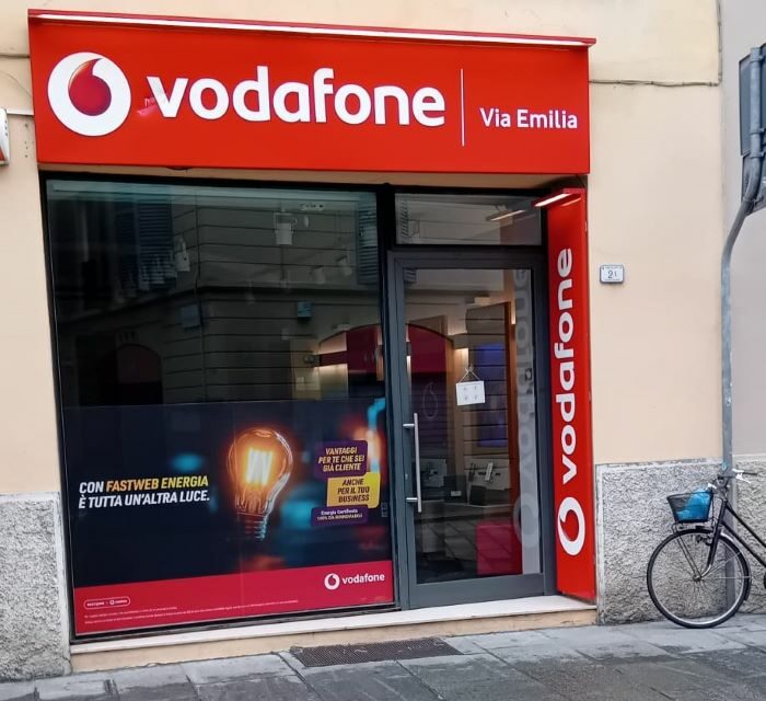 SPACCATA IN VIA EMILIA SAN PIETRO: RUBATI 20MILA EURO IN TELEFONI ALLA VODAFONE