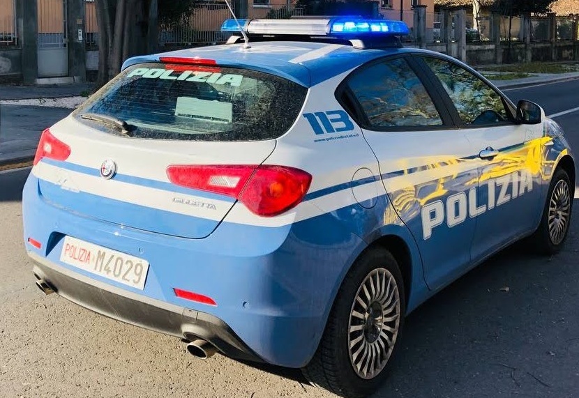 RUBA CELLULARE E MINACCIA VIGILANTE CON UNA LAMETTA, ARRESTATO 21ENNE