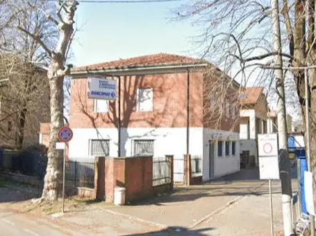 GATTATICO. SEQUESTRANO CLIENTI E DIPENDENTI, POI RAPINANO PORTAVALORI. BANDITI IN FUGA