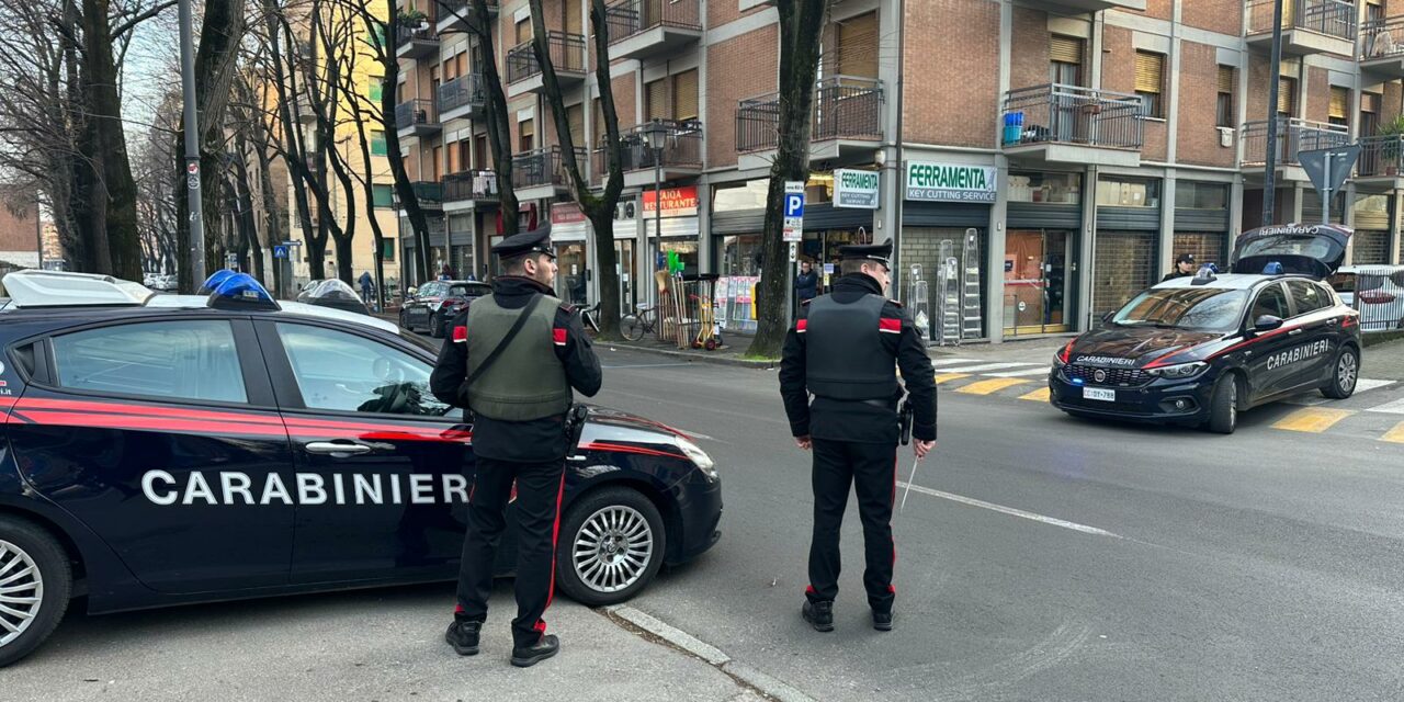 REGGIO STAZIONE. MILITARI LO FERMANO PER UN CONTROLLO, SPINTONA UN CARABINIERE E LO FERISCE