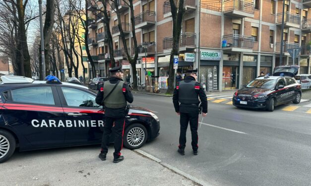REGGIO STAZIONE. MILITARI LO FERMANO PER UN CONTROLLO, SPINTONA UN CARABINIERE E LO FERISCE