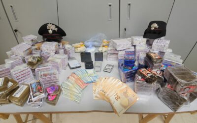 TENTA DI FUGGIRE IN AUTO CON 30 KG DI DROGA E 7MILA EURO IN CONTANTI