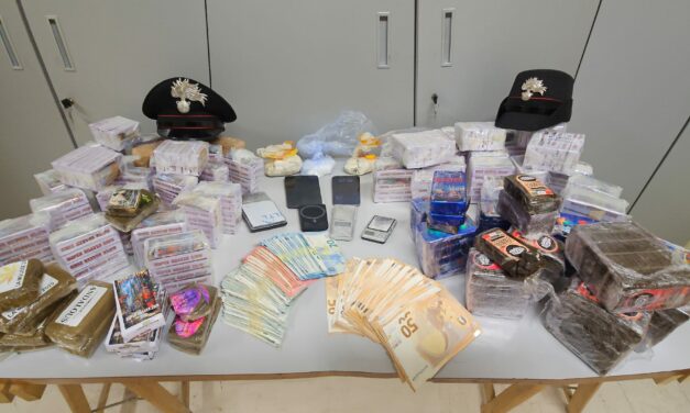 TENTA DI FUGGIRE IN AUTO CON 30 KG DI DROGA E 7MILA EURO IN CONTANTI