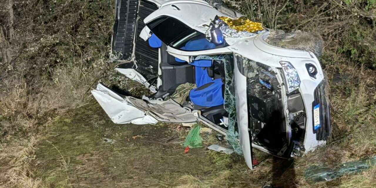 BAISO. AUTO ESCE DI STRADA E PRECIPITA NELLA SCARPATA: DUE FERITI GRAVI