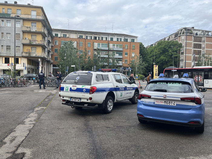 STAZIONE DI REGGIO: DOPO UNA LITE, CONSEGNA AGLI AGENTI IL COLTELLO