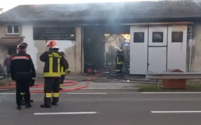 NOVELLARA. VIOLENTO INCENDIO IN CARROZZERIA: BRUCIATE AUTO D’EPOCA. STRADA CHIUSA E RIAPERTA (video Tg)