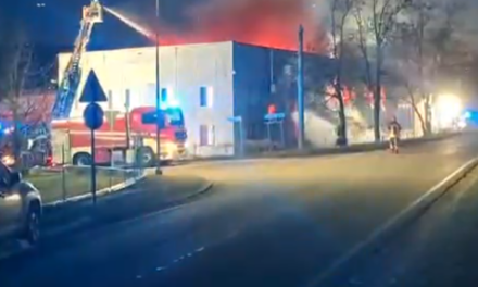 INCENDIO ALLA CHEMCO DI VEZZANO, AREA BLINDATA PER LE OPERAZIONI DI SPEGNIMENTO