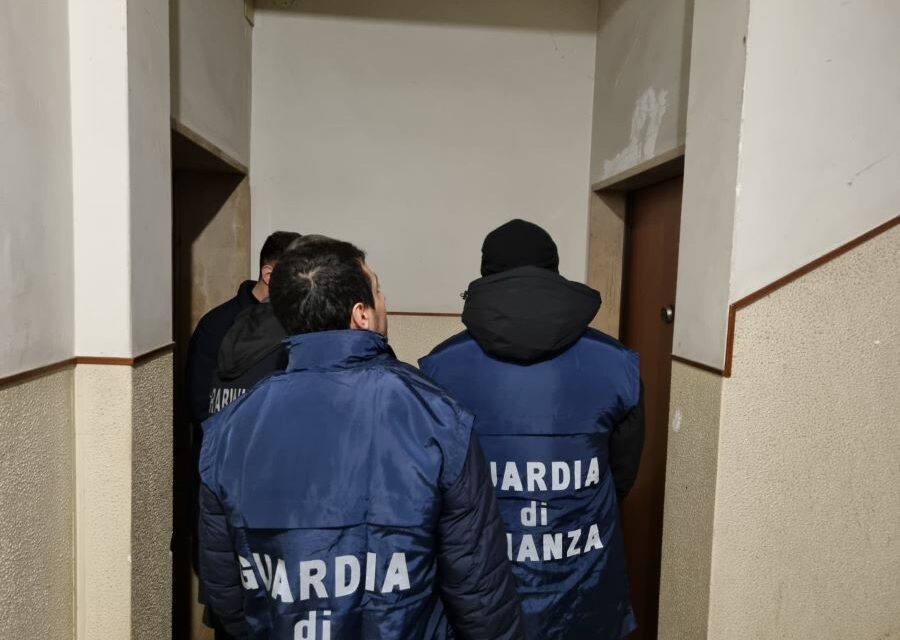 AL LAVORO COME SCHIAVI: SEQUESTRI PER 800MILA EURO, DUE CINESI NEI GUAI