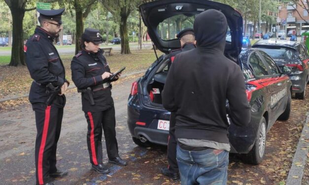 PER LE VIE DEL CENTRO CON LO SPRAY URTICANTE, DENUNCIATO 19ENNE