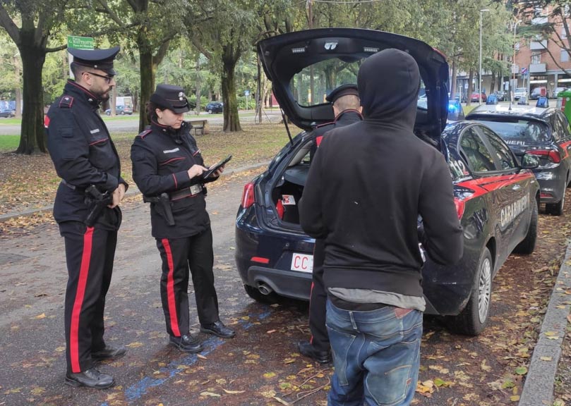 PER LE VIE DEL CENTRO CON LO SPRAY URTICANTE, DENUNCIATO 19ENNE