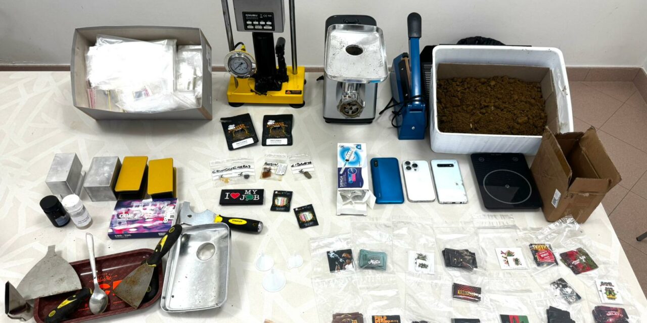 MALORE PER DROGA SVELA CASA DELLO SPACCIO CON MEZZO KG DI HASHISH