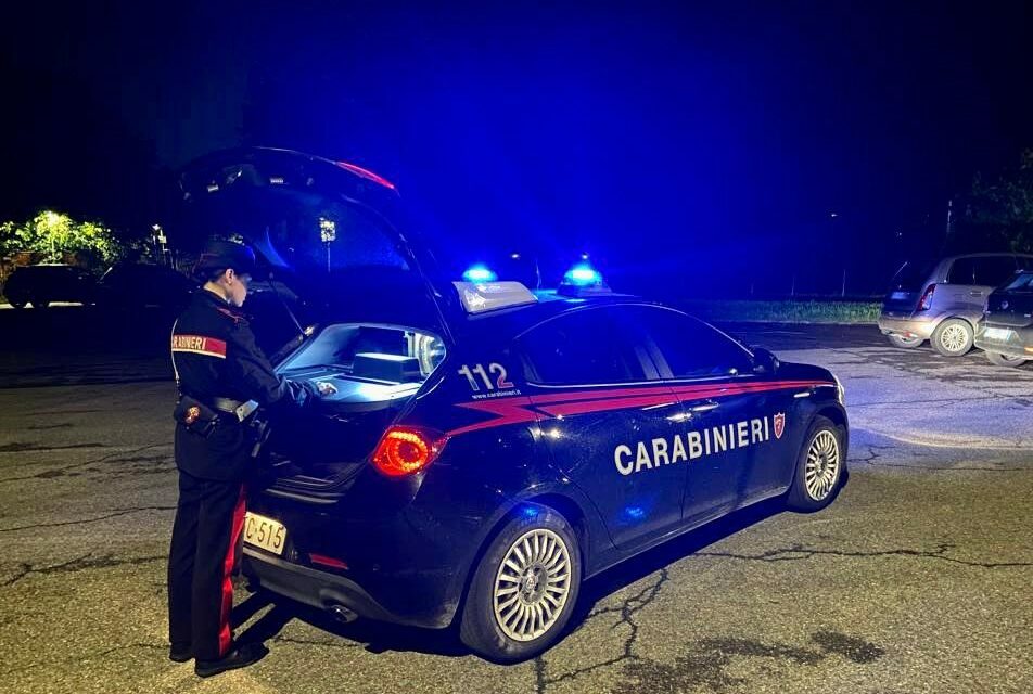 REGGIO STAZIONE. VEDE I CARABINIERI E SCAPPA IN ALBERGO CON LA DROGA