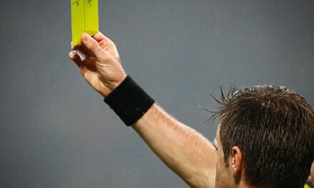 GLI FISCHIA RIGORE CONTRO, E IL CAPITANO RIFILA UN CEFFONE ALL’ARBITRO (video Tg)