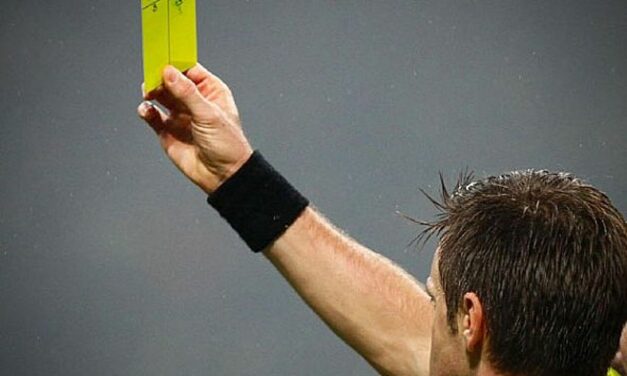 GLI FISCHIA RIGORE CONTRO, E IL CAPITANO RIFILA UN CEFFONE ALL’ARBITRO (video Tg)