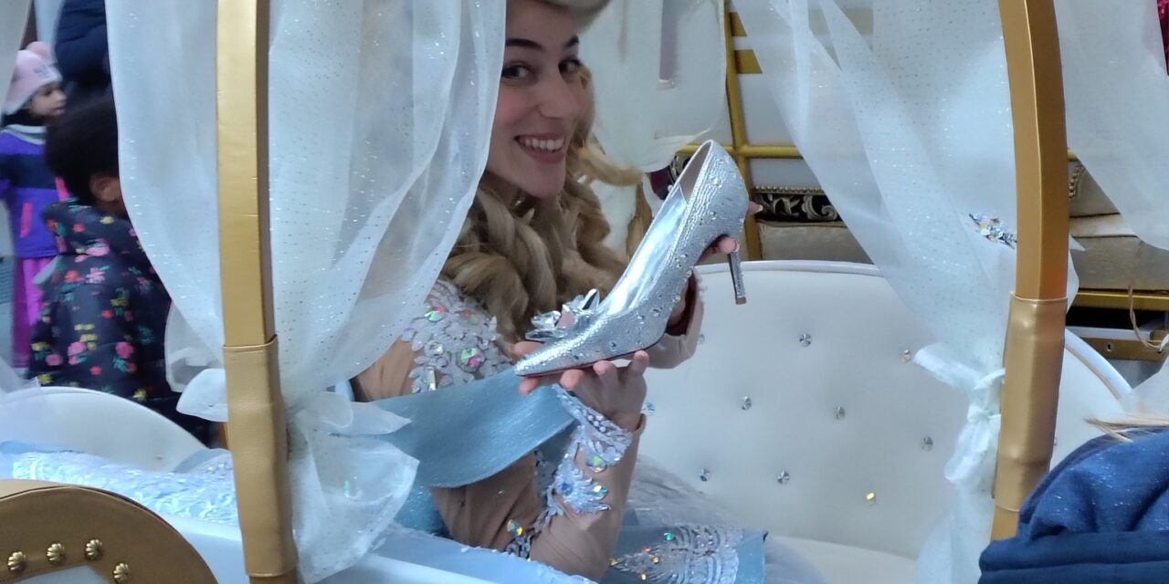 SOTTO UNA FITTA PIOGGIA DI CORIANDOLI, IN CENTRO STORICO SFILA LA CARROZZA DI CENERENTOLA (video Tg)