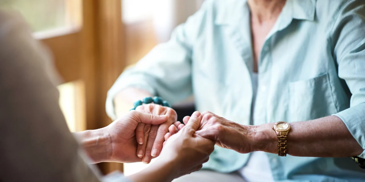 ANZIANI E CURA CASA, L’ESERCITO DEI CAREGIVER: SONO 60MILA