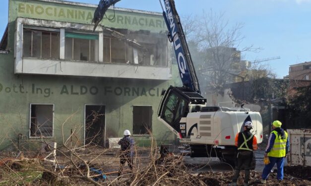 REGGIO. NUOVA SEDE POLIZIA LOCALE, DEMOLITA L’ENOCIANINA NEL QUARTIERE DELLA STAZIONE