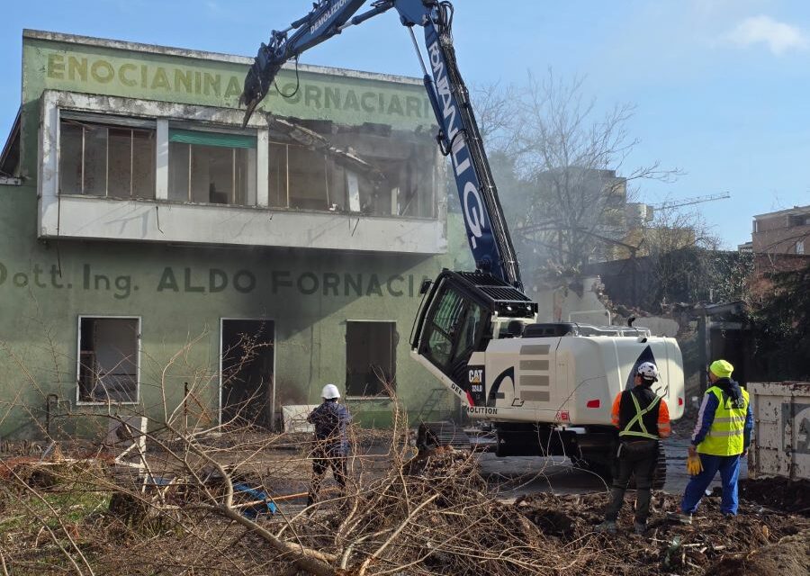 REGGIO. NUOVA SEDE POLIZIA LOCALE, DEMOLITA L’ENOCIANINA NEL QUARTIERE DELLA STAZIONE