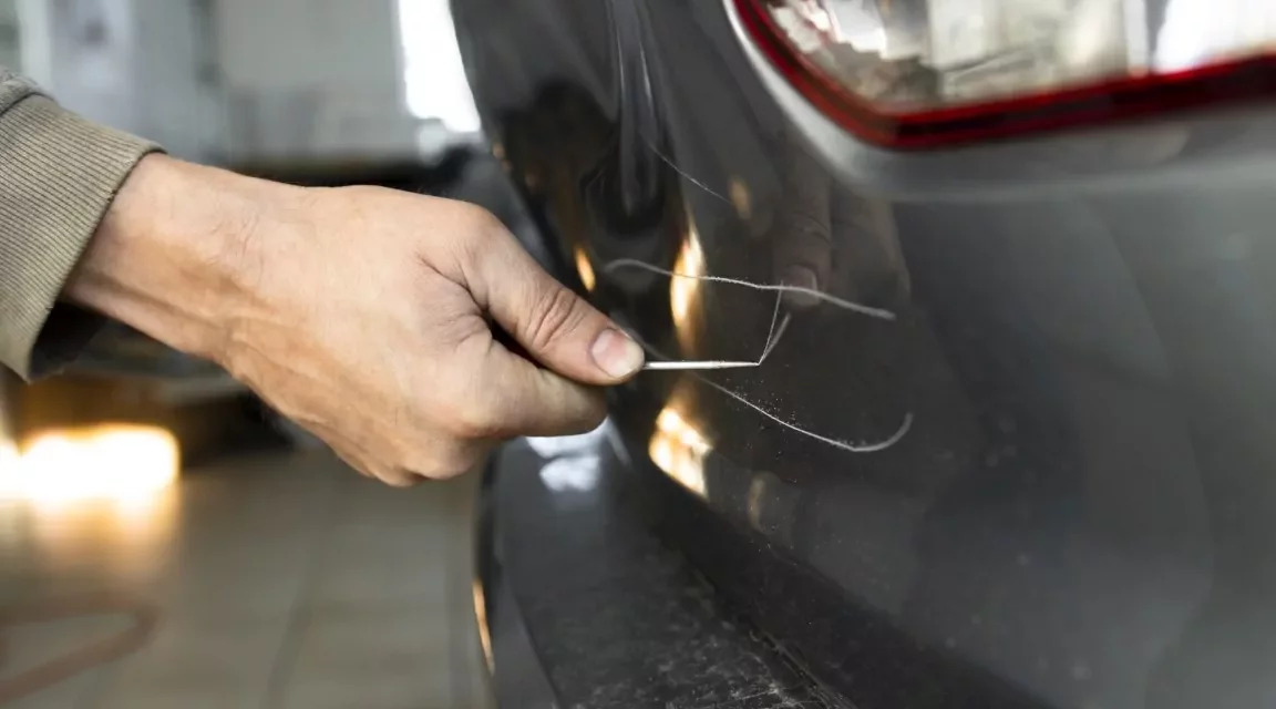 RICHIAMATO DAL PRESIDE, PER VENDETTA GLI GRAFFIA LE FIANCATE DELL’AUTO SOTTO LA SCUOLA