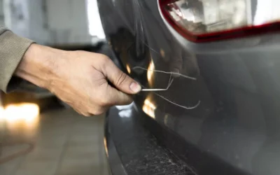 RICHIAMATO DAL PRESIDE, PER VENDETTA GLI GRAFFIA LE FIANCATE DELL’AUTO SOTTO LA SCUOLA
