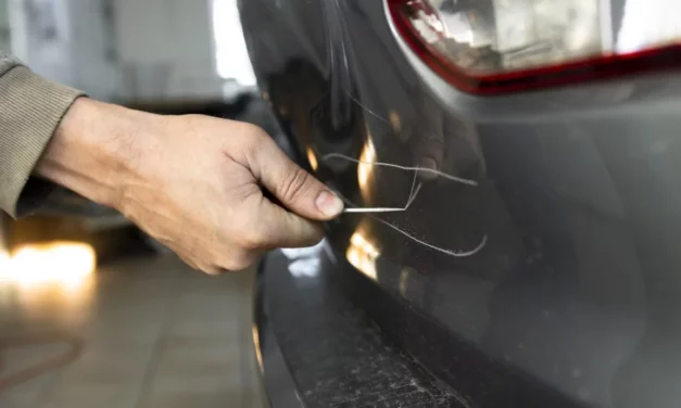RICHIAMATO DAL PRESIDE, PER VENDETTA GLI GRAFFIA LE FIANCATE DELL’AUTO SOTTO LA SCUOLA