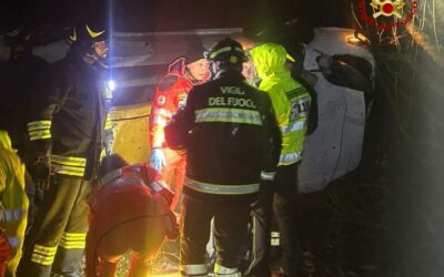 RAMISETO. ESCE DI STRADA CON L’AUTO E PRECIPITA PER 20 METRI NELLA SCARPATA, E’ SALVO