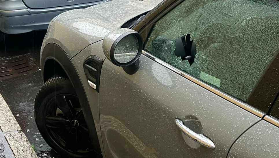 RAID DEI TOPI D’AUTO IN CENTRO: STRAGE DI FINESTRINI IN VIALE MONTEGRAPPA