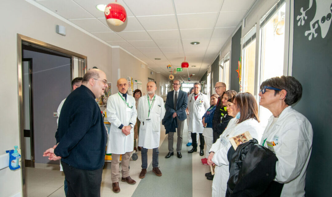Il VESCOVO MORANDI AL SANT’ANNA INCONTRA PAZIENTI E PERSONALE