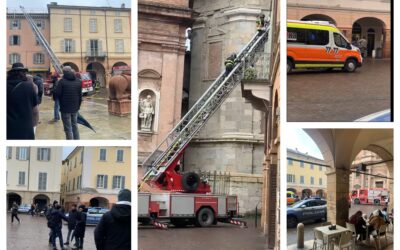 PRINCIPIO D’INCENDIO SUL TETTO DI UN PALAZZO, PIAZZA SAN PROSPERO BLINDATA (foto e video)