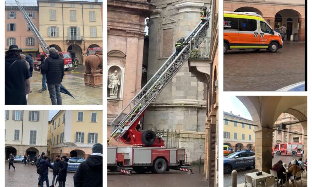 PRINCIPIO D’INCENDIO SUL TETTO DI UN PALAZZO, PIAZZA SAN PROSPERO BLINDATA (foto e video)