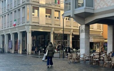 REGGIO. IN PIENO GIORNO, DAVANTI AL BAR, SCHIAFFEGGIA RAGAZZINI