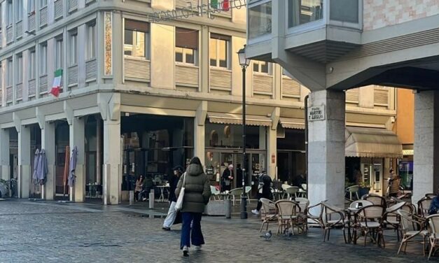 REGGIO. IN PIENO GIORNO, DAVANTI AL BAR, SCHIAFFEGGIA RAGAZZINI