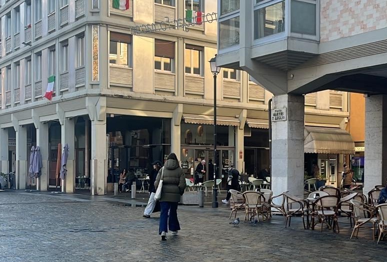 REGGIO. IN PIENO GIORNO, DAVANTI AL BAR, SCHIAFFEGGIA RAGAZZINI