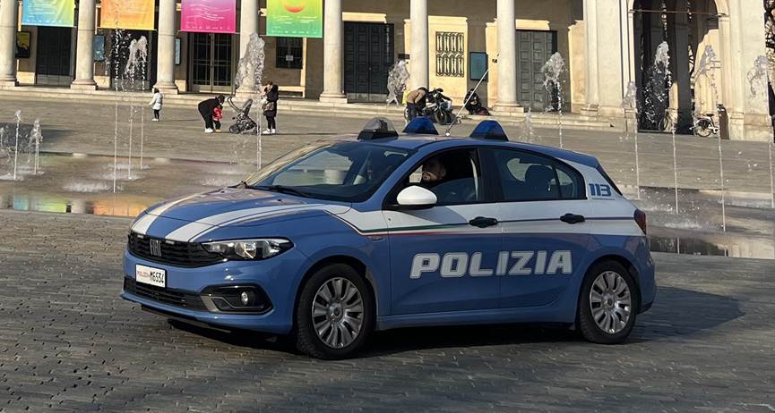 SI AGGIRA UBRIACO PER IL CENTRO STORICO E MINACCIA UN POLIZIOTTO: TI TAGLIO LA GOLA