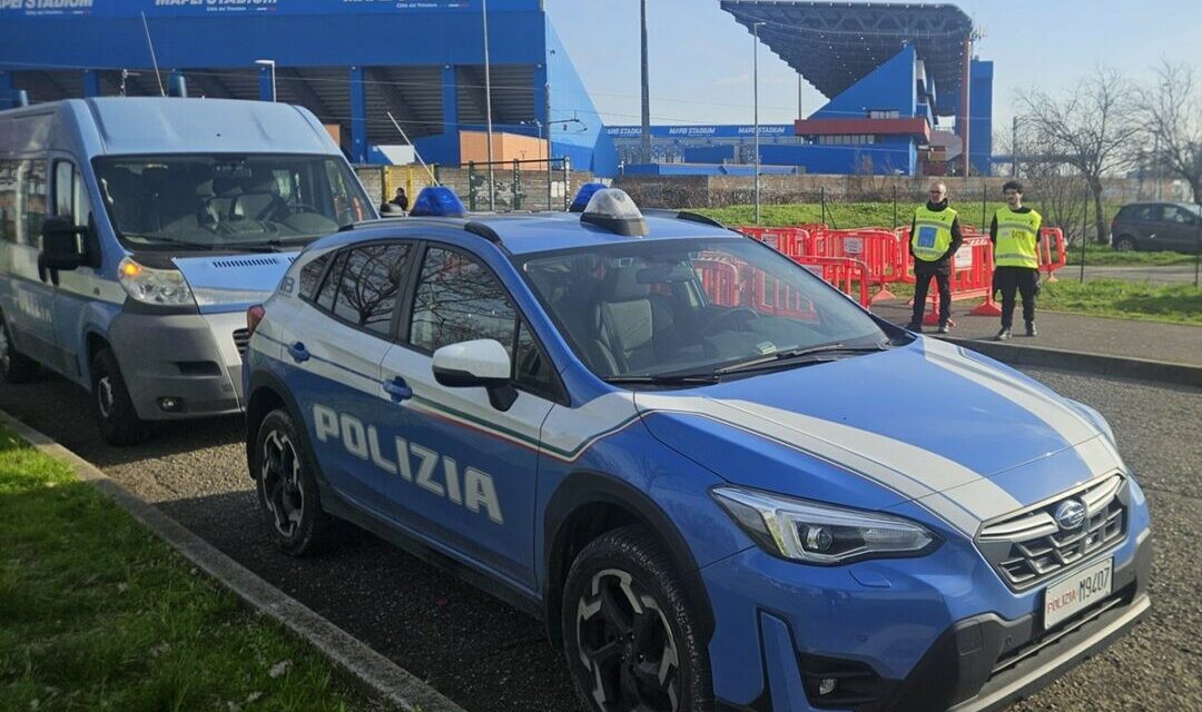 LANCIO DI BOMBE CARTA ALLO STADIO, RIPRESI DALLE TELECAMERE: 5 DENUNCE E DASPO