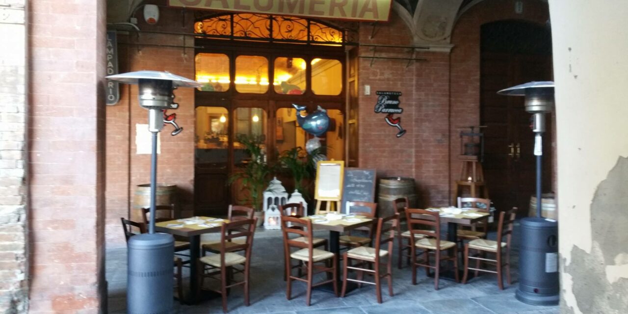 SCANDIANO. COL COLTELLO TENTA RAPINA IN SALUMOTECA, TITOLARE REAGISCE: FUGGE, VIENE PRESO