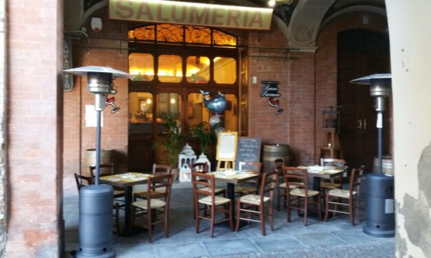 SCANDIANO. COL COLTELLO TENTA RAPINA IN SALUMOTECA, TITOLARE REAGISCE: FUGGE, VIENE PRESO