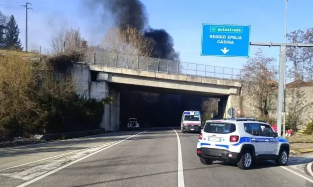 CARPINETI. FRONTALE TRA AUTO E PULMINO NELLA GALLERIA DEL SEMINARIO: FUOCO E FERITI