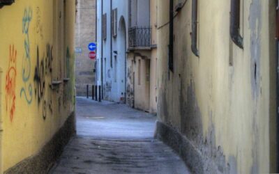 DONNA DI 96 ANNI SBATTUTA A TERRA E RAPINATA IN CENTRO STORICO.