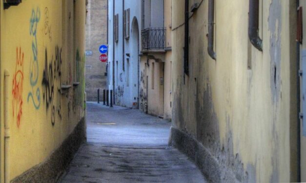 DONNA DI 96 ANNI SBATTUTA A TERRA E RAPINATA IN CENTRO STORICO.