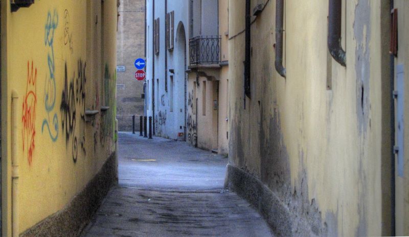 DONNA DI 96 ANNI SBATTUTA A TERRA E RAPINATA IN CENTRO STORICO.
